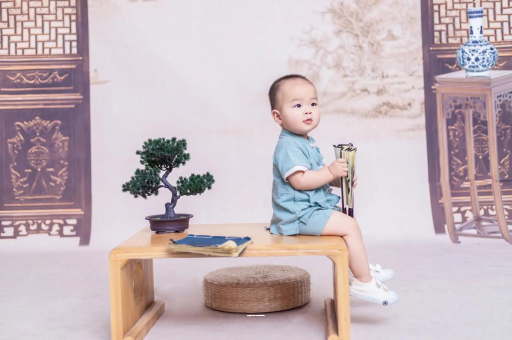 宜昌宝宝边吃奶边挣扎烦躁